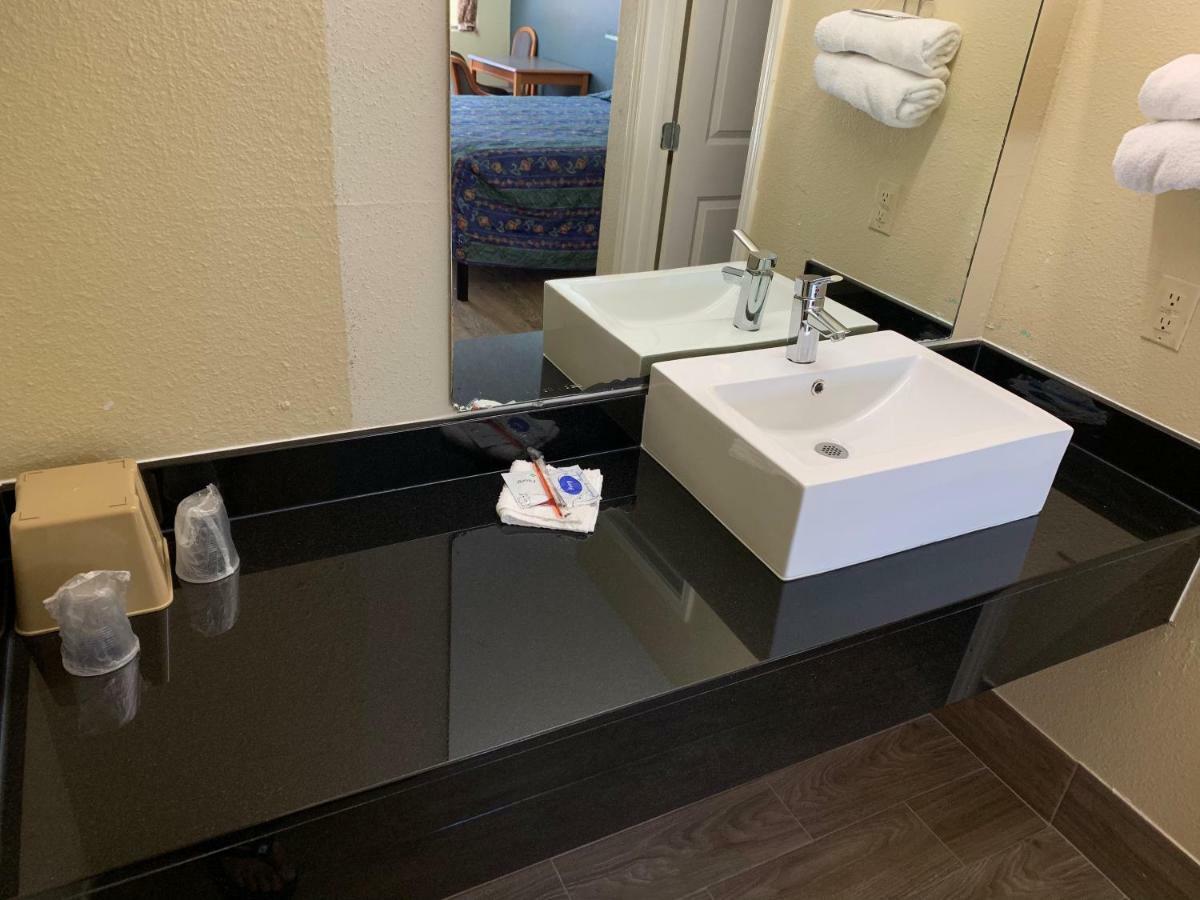Guest Inn And Suites Houston Chambre photo